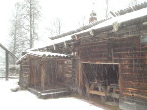 Ryggstuga från Bogg-gården i Väsa by. Stugan har friliggande takåsar utan innertak. Det finns även ett torrdass vid ingången. 