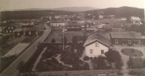 "Vy över Kyrkbyn norrut med Kaplansgården i förgrunden. Fotot (av C Ehrner) är taget från kyrktornet strax före 1913. Bilden är hämtad ur "Älvdalens kyrkby när seklet var ungt" av Helge Lindberg.