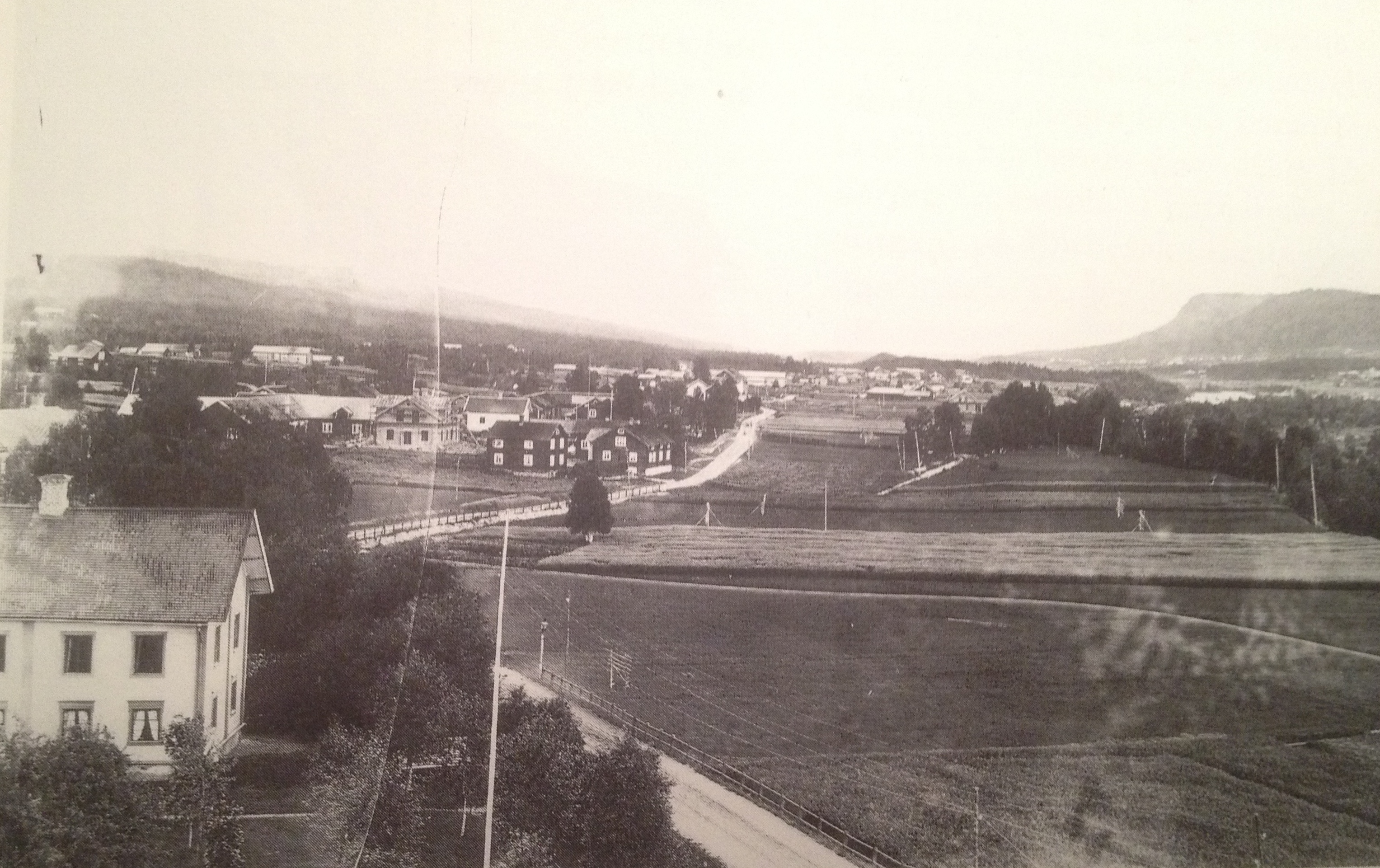 "Vy söderut från kyrktornet mot Lassisgårdne och Östermyckelängs by strax före järnvägens tillkomst. Foto C. Ehrner omkr 1895" ur "Älvdalens kyrkby när seklet var ungt" av Helge Lindberg