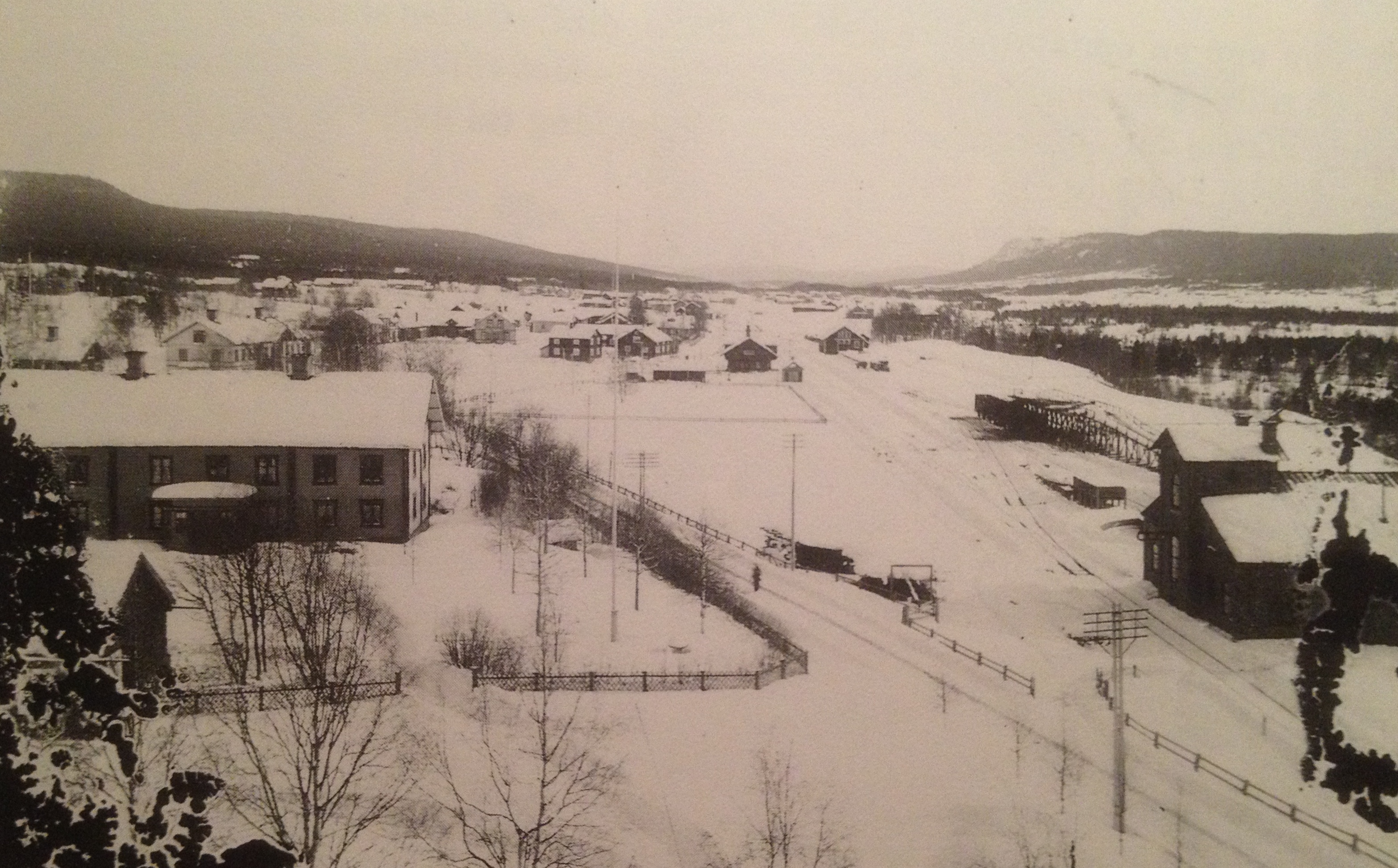 "Från kyrktornet mot söder strax efter järnvägens tillkomst; t.h. kolbryggan och lokstallet. Foto Tenn Lars i början på 1900-talet" ur "Älvdalens kyrkby när seklet var ungt" av Hugo Lindberg