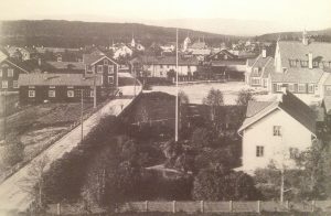 "Vy över Kyrkbyn norrut med Kaplansgården i förgrunden. Fotot är taget från kyrktornet och synes vara från åren strax efter 1913. Tingshuset stod färdigbyggt hösten 1913. Foto troligen Tenn Lars." Bilden är hämtad från Helge Lindbergs "Älvdalens kyrkby när seklet var ungt"