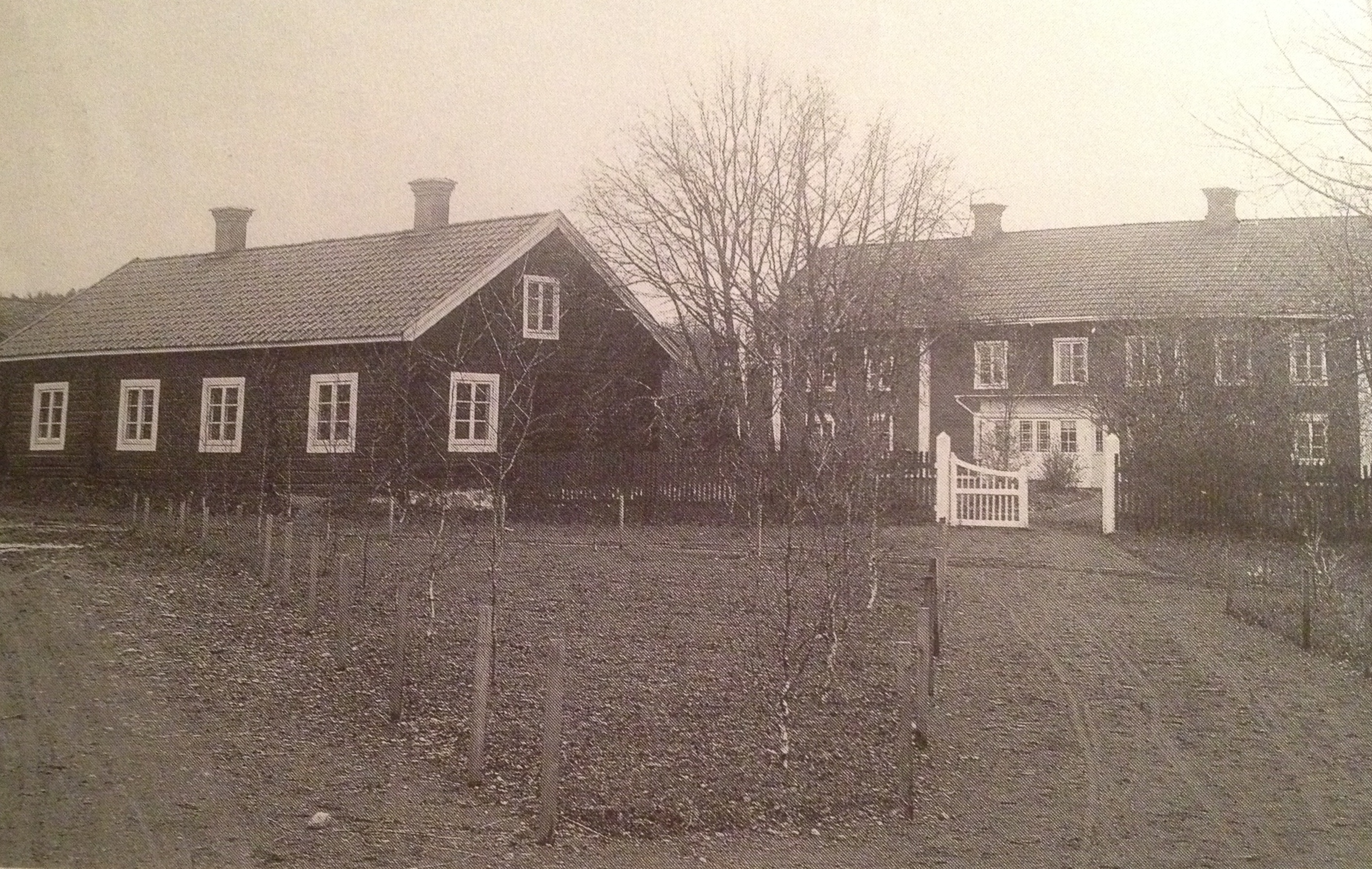 "Sockenstugan och Prostgården omkr. 1915. Okänd fotograf." Ur "Kyrkbyn i Älvdalen när seklet var ungt" av Helge Lindberg