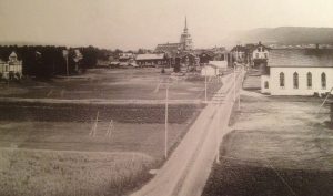 "Vy över Kyrkbyn från norr med intressanta detaljer för den skarpsynte läsaren. Foto Tenn Lars tiden 1904-05". Ur Älvdalens kyrkby när seklet var ungt av Helge Lindberg