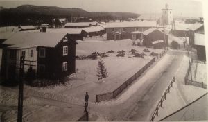 "Vy från hotellets torn med fr.v. Bergens och Hedfors gårdar; kyrkan i bakgrunden med sin gamla huv. Foto C. Ehrner sekelskiftet 1900." Ur Älvdalens kyrkby när seklet var ungt" av Helge Lindberg