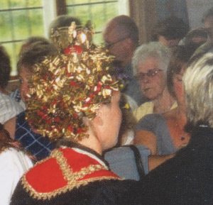 "Det är en konst att fläta de små guldmetallpapperen som en korg runt brudens hvud." säger Märta Hinders i Pell-systrarnas bok om bröllopstraditioner. Den som klär bruden kallas bradsättå. 