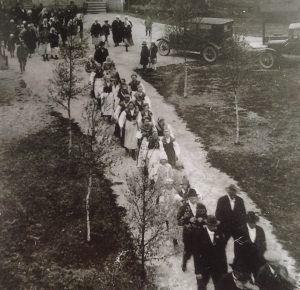 Bild ur boken "Bröllop - björnsmällar, bockskjutsar och brudkronor. Bröllopstraditioner genom tiderna i Älvdalen" av Pell Birgitta Andersson och Pell Lena Norin.