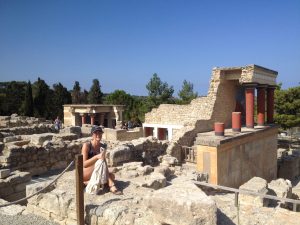 Forskare har inte lyckats förklara varför palatset i Knossos helt saknade försvarsmurar. 