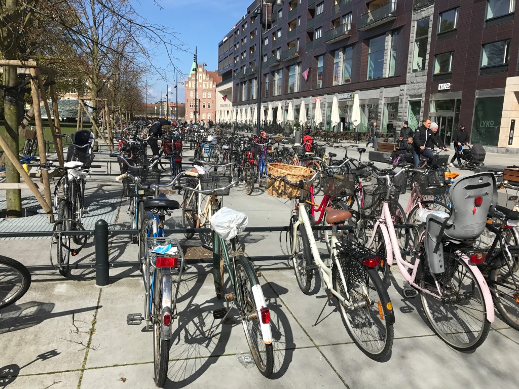 Cykelparkering vid Triangeln. Hur stor yta skulle det krävas för att rymma lika många bilar?