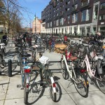 Cykelparkering vid Triangeln. Hur stor yta skulle det krävas för att rymma lika många bilar?