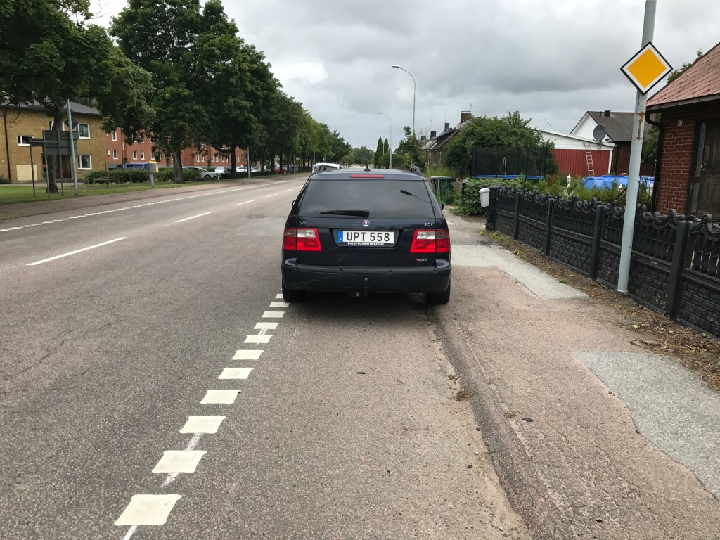 I går delade jag cykelfrämjandets film och skrev "Det behövs säkrare cykelvägar."