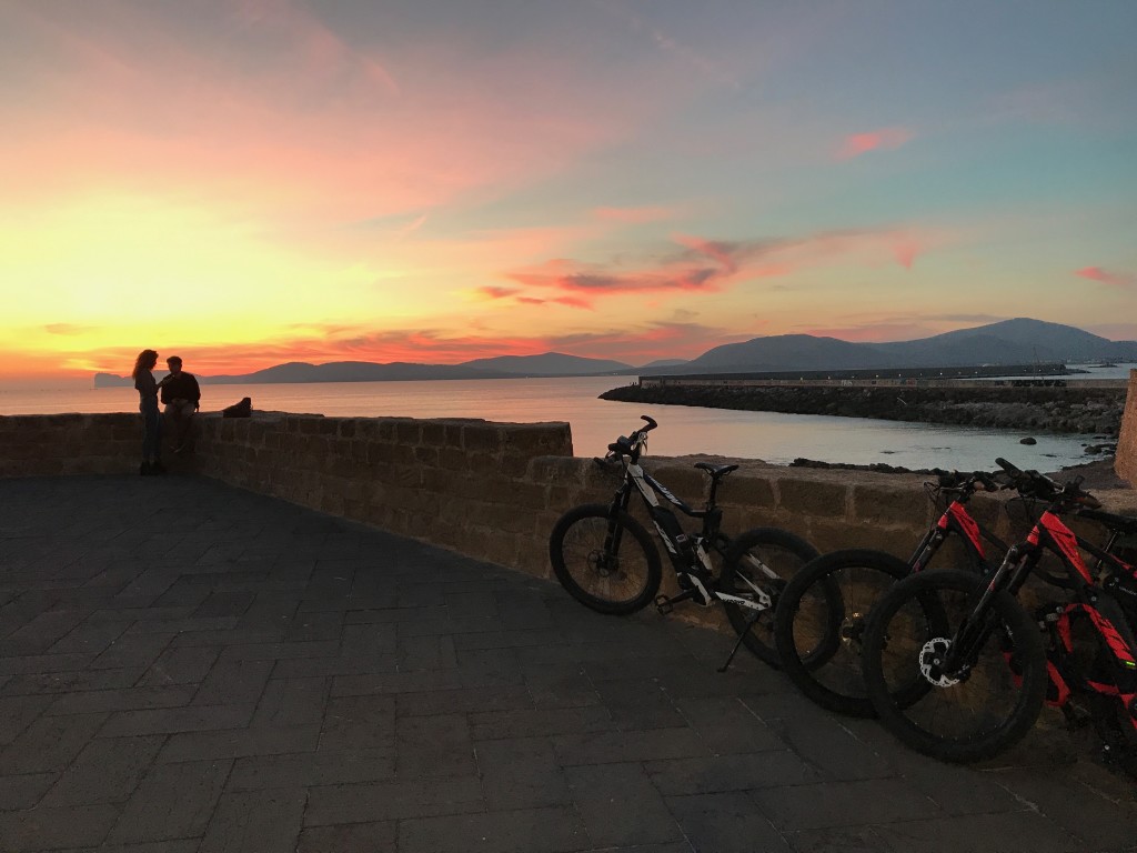 Utanför Alghero cyklar många MTB i naturområdena. Från uteserveringarna kan du njuta av solnedgången över Capo Caccia.