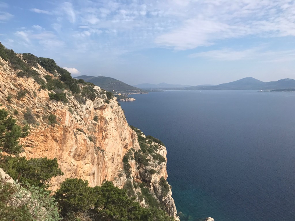 Vi hyrde trekkingcyklar med 21 växlar och utan fotbroms. En sjuväxlad cykel är inte att rekommendera om du ska ge dig utanför Alghero. 