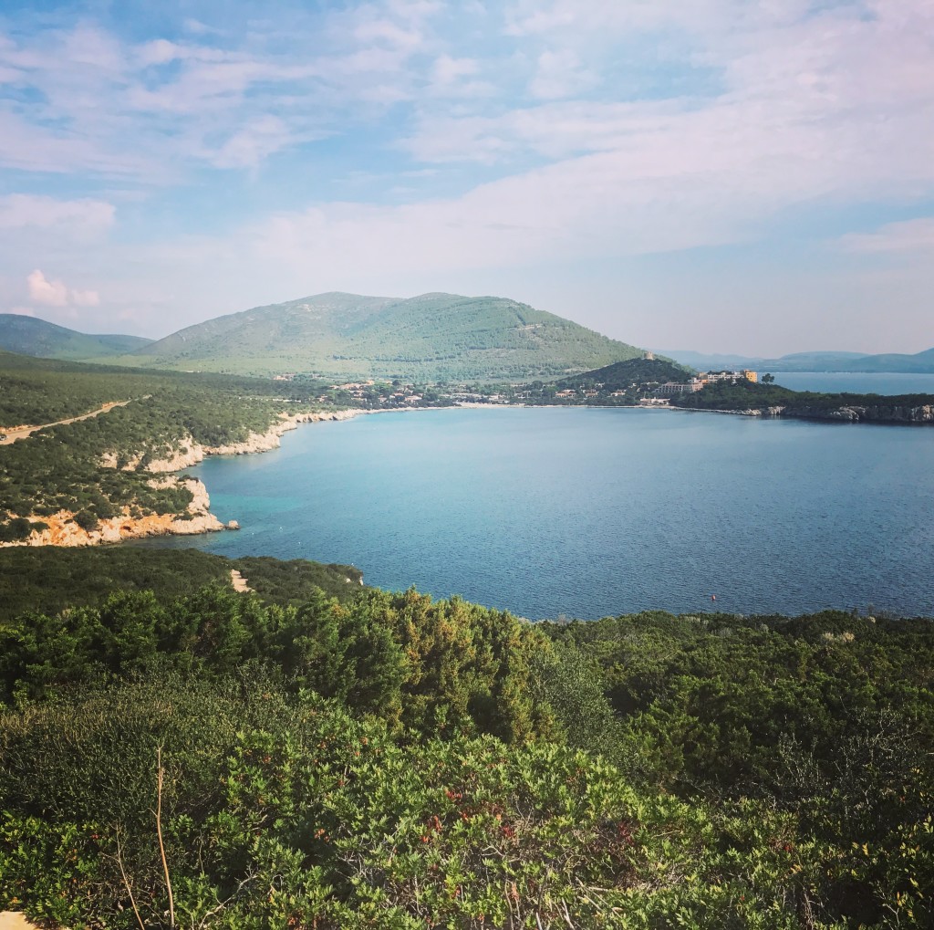 Vägen till Capo Caccia går längs havet. Under lågsäsong är det inte mycket biltrafik. 