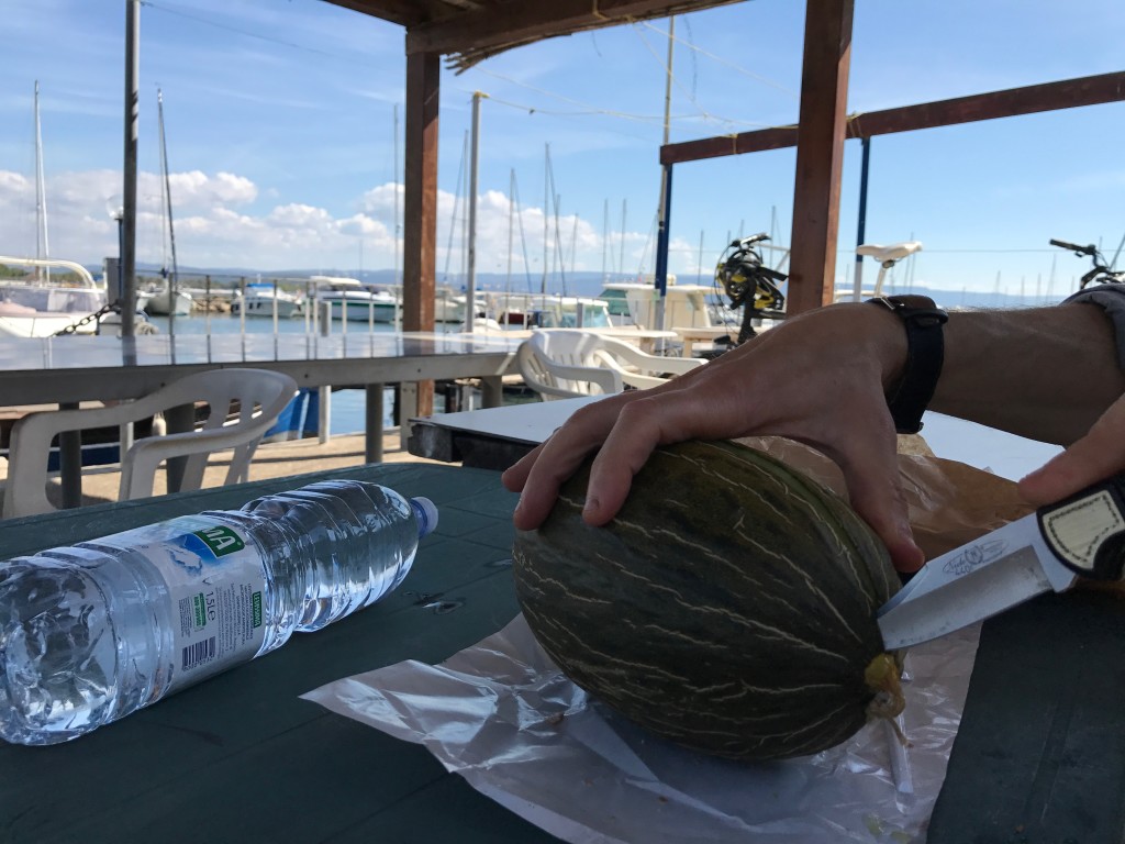 I Fertilia kompletterade vi lunchen på ett Supermercado och hittade ett bord i skuggan nere i hamnen. 