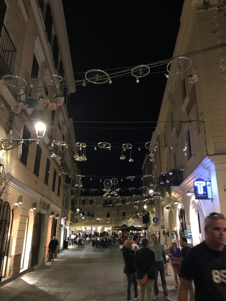 Alghero är verkligen mysigt, med smala gränder, gamla hus och små torg. Ett extra plus för cykelvägarna i centrum! Just nu var hela Alghero dekorerat med cyklar för att hylla Giro d'Italia av någon anledning. 