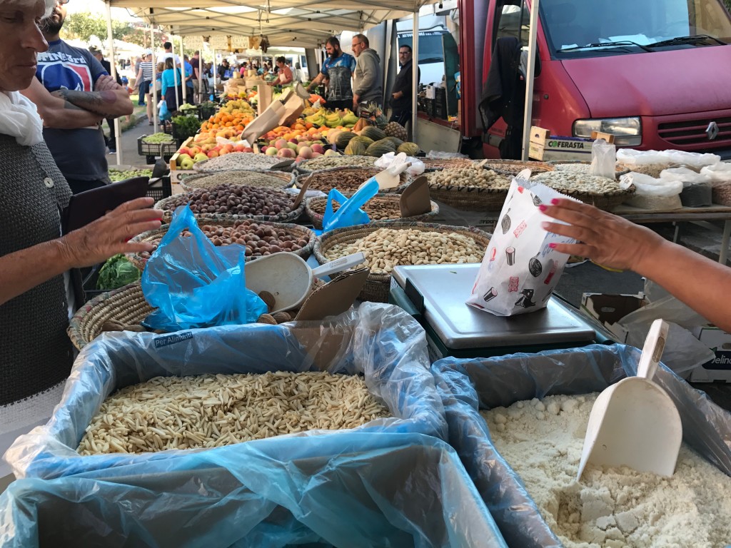 Massor av mandlar och frukt från Sardinien. I Alghero verkar de bofasta handla det mesta på marknaden. 