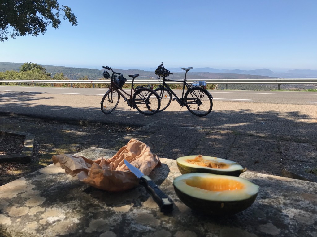 I Villanova fick vi sällskap av en hungrig katt när vi skulle äta vår medhavda baguett och tonfisk. Därför valde vi att äta melonen på vägen ner. Vi lärde oss att det är klokast att ha nödproviant med i bagaget. Siestan gör att det kan vara svårt att hitta mat och dryck i småbyarna.